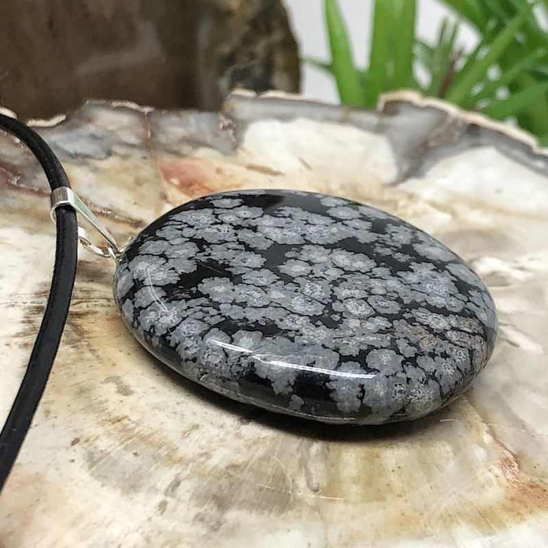 Pendentif en obsidienne neige monté sur cordon