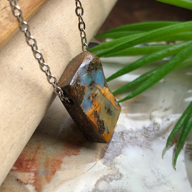 Pendentif en opale boulder sur chaîne