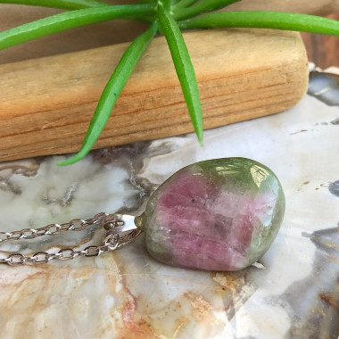 Tourmaline melon d’eau, pendentif sur chaine