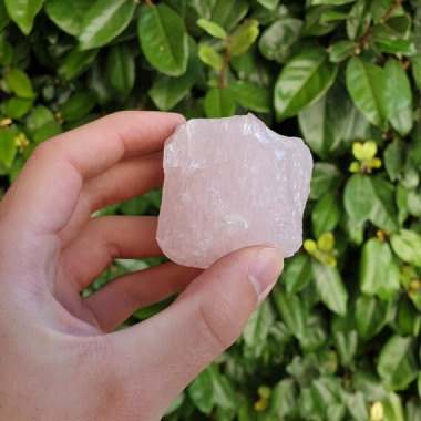 Le quartz rose représente la douceur, la tendresse infinie, la paix intérieure, le calme absolu et la spiritualité.