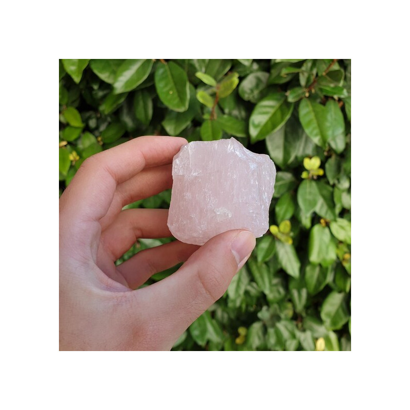 Le quartz rose représente la douceur, la tendresse infinie, la paix intérieure, le calme absolu et la spiritualité.