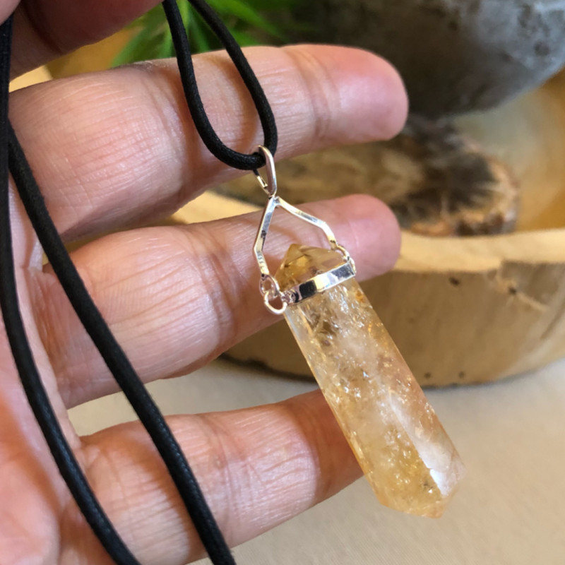 La pierre précieuse citrine brille comme un petit soleil et vous envoie des rayons de lumière réconfortants.