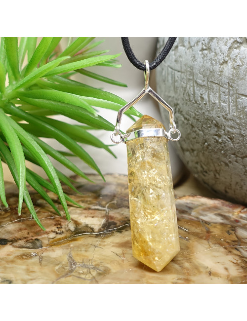 La pierre précieuse citrine brille comme un petit soleil et vous envoie des rayons de lumière réconfortants.