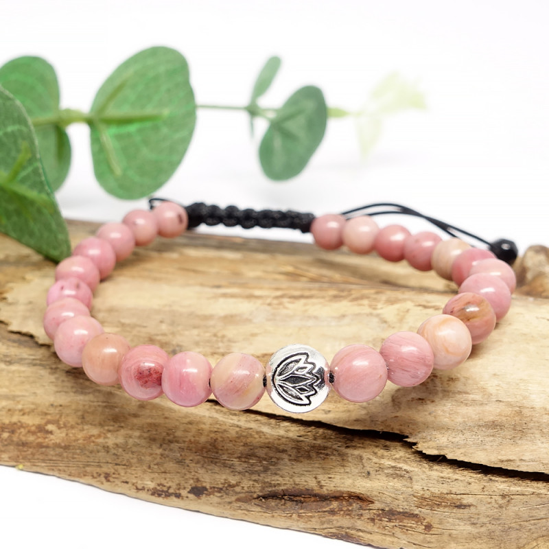 La rhodonite est la pierre de l’amour et l’amitié parce qu’elle améliore les liens affectifs