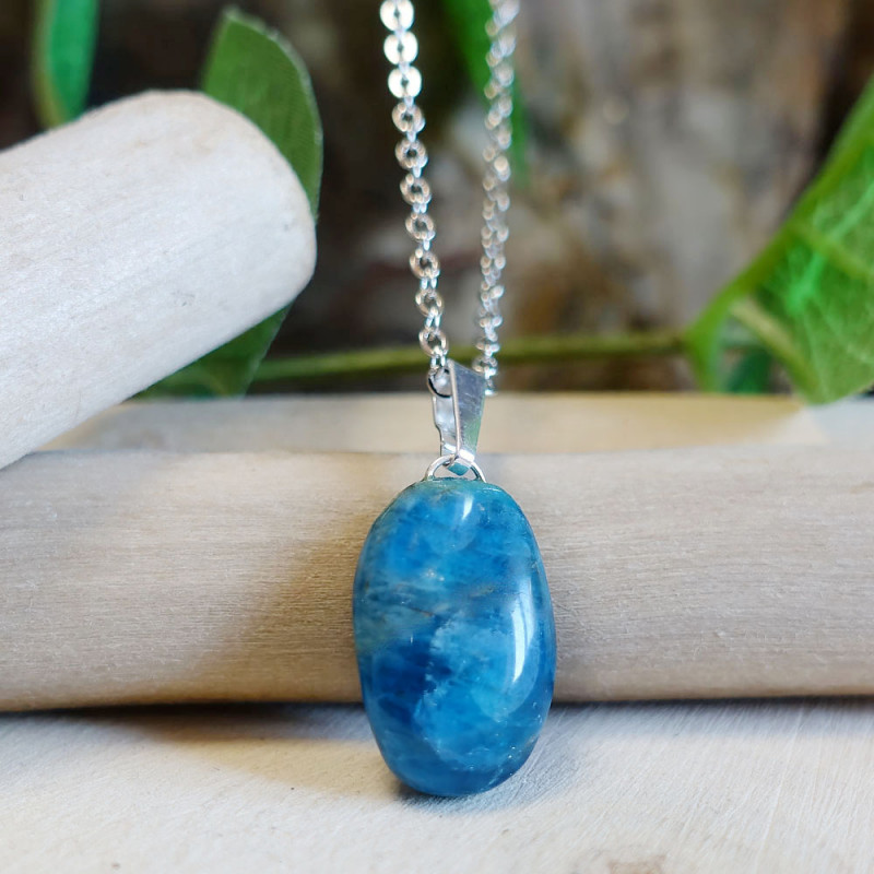 Pendentif en pierre apatite. Idéale pour les personnes timides et hypersensibles en lien ou non avec une tendance à l’isolement.