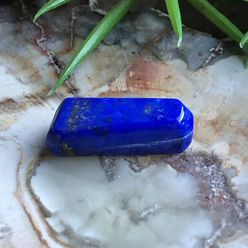 Lapis Lazuli, en tant que cristal de guérison, libère rapidement le stress, apportant une paix profonde.