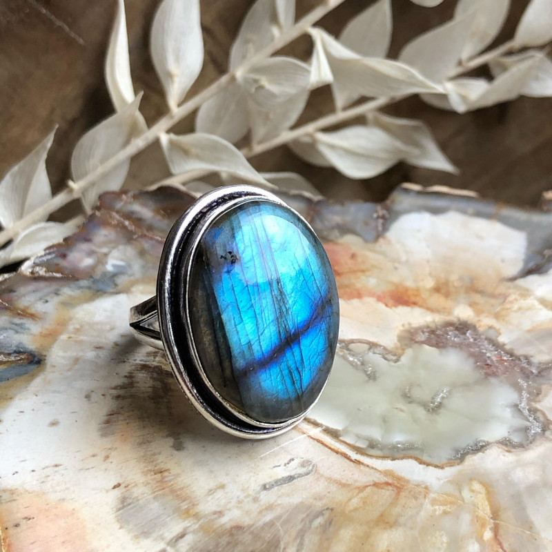 Bague avec cabochon en labradorite