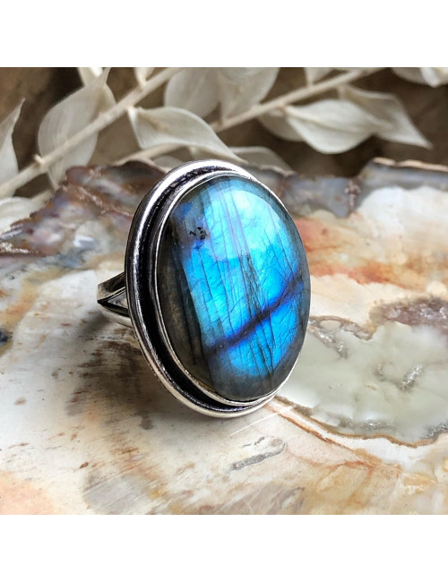 Bague avec cabochon en labradorite