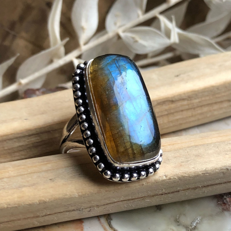 Bague en pierre de labradorite