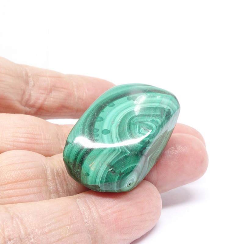 Galet de malachite. La pierre malachite pour votre chakra du coeur