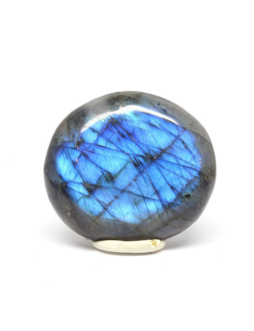 La labradorite est une pierre dont les couleurs changent selon l'angle de réfraction de la lumière