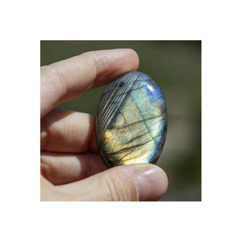 La labradorite est une pierre dont les couleurs changent selon l'angle de réfraction de la lumière