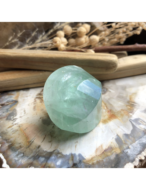 La fluorite apaise l'esprit en sur-réflexion et crée plus de pensées logiques.