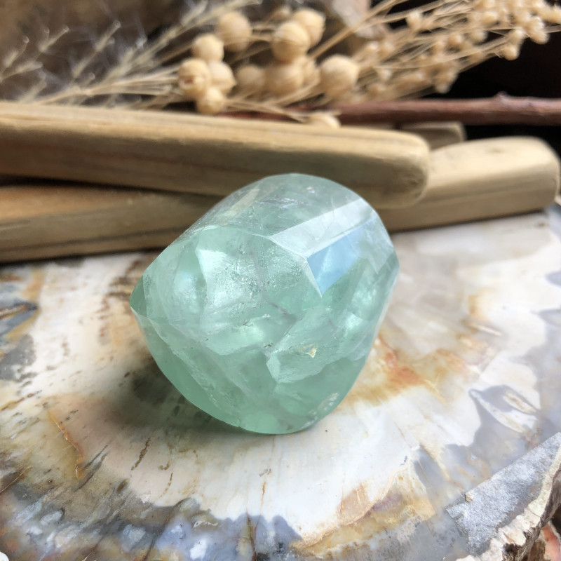 La fluorite apaise l'esprit en sur-réflexion et crée plus de pensées logiques.