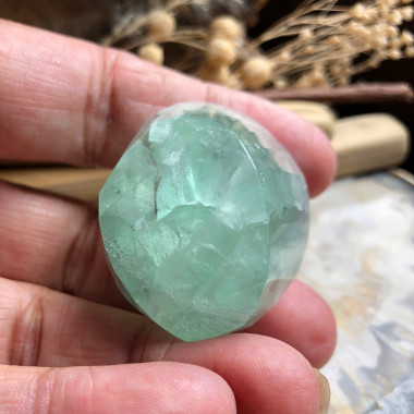 La fluorite apaise l'esprit en sur-réflexion et crée plus de pensées logiques.