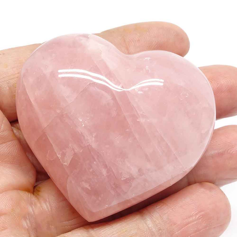 Le quartz rose représente la douceur, la tendresse infinie, la paix intérieure, le calme absolu et la spiritualité.