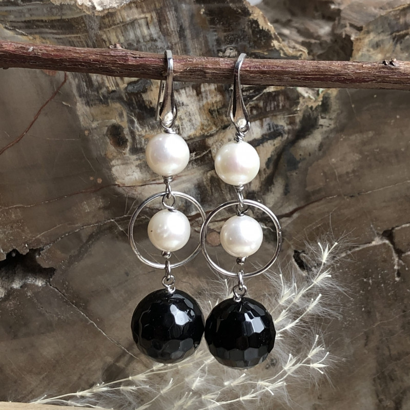 Boucles d’oreilles en pierres’ agate noire et en perle d’eau douce Biwa.