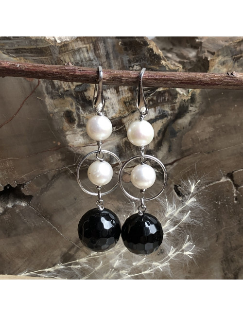 Boucles d’oreilles en pierres’ agate noire et en perle d’eau douce Biwa.